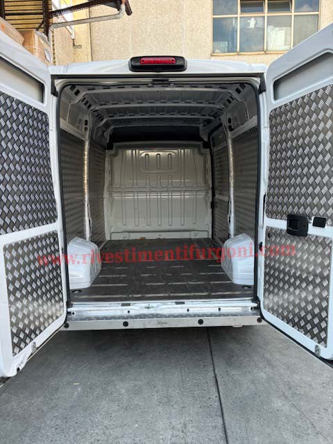 rivestimento vano di carico in alluminio mandorlato per per Fiat Ducato, Ford Transit, Mercedes-Benz Sprinter, Volkswagen Crafter, Iveco Daily, Renault Master, Peugeot Boxer, Citroën Jumper, Opel Movano, Fiat Doblo, Ford Transit Connect, Renault Kangoo, Citroën Berlingo, Peugeot Partner, Opel Combo, Toyota Proace City, Fiat Scudo, Citroën Jumpy, Peugeot Expert, Toyota Proace, Opel Vivaro, Renault Trafic, Nissan NV300, Dacia Dokker, Renault Express, Volkswagen Caddy, Volkswagen Transporter, Ford Custom, MAN TGE, Mercedes Vito, Hyundai H350, Nissan NV200, Nissan Primastar, Nissan Interstar, Fiat Talento