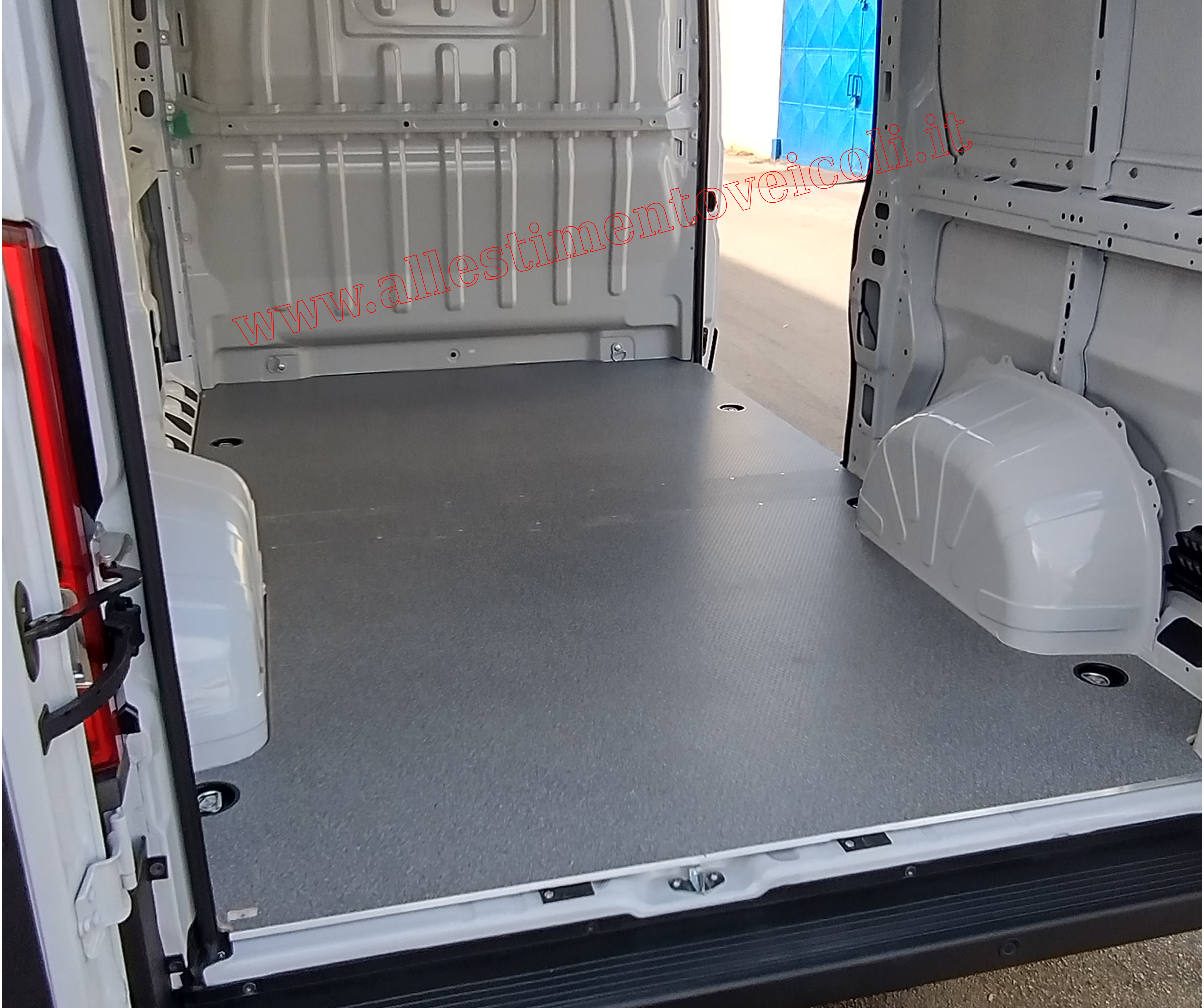 Pianale per Fiat Ducato, Ford Transit, Mercedes-Benz Sprinter, Volkswagen Crafter, Iveco Daily, Renault Master, Peugeot Boxer, Citroën Jumper, Opel Movano, Fiat Doblo, Ford Transit Connect, Renault Kangoo, Citroën Berlingo, Peugeot Partner, Opel Combo, Toyota Proace City, Fiat Scudo, Citroën Jumpy, Peugeot Expert, Toyota Proace, Opel Vivaro, Renault Trafic, Nissan NV300, Dacia Dokker, Renault Express, Volkswagen Caddy, Volkswagen Transporter, Ford Custom, MAN TGE, Mercedes Vito, Hyundai H350, Nissan NV200, Nissan Primastar, Nissan Interstar, Fiat Talento